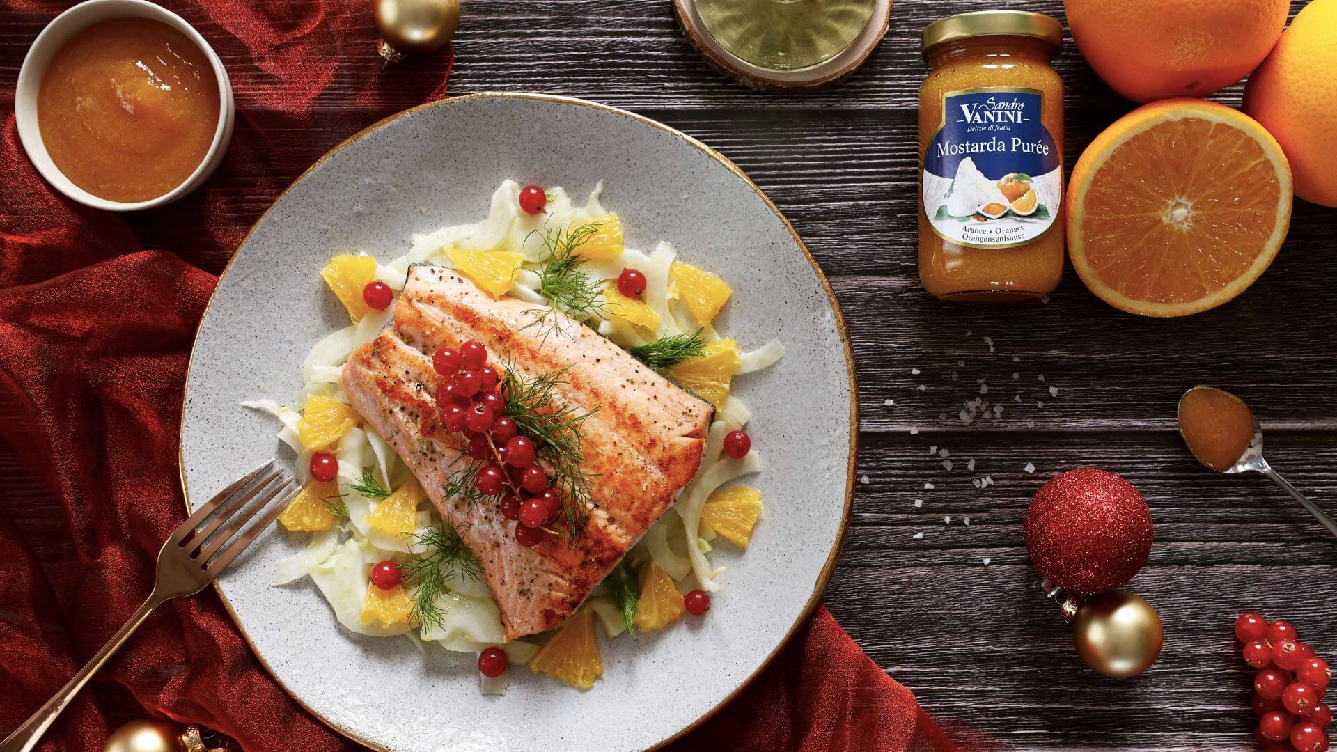 Filetto di salmone glassato con Mostarda Purée di arance Sandro Vanini, servito su letto di insalata di finocchio e arancia con ribes e aneto.